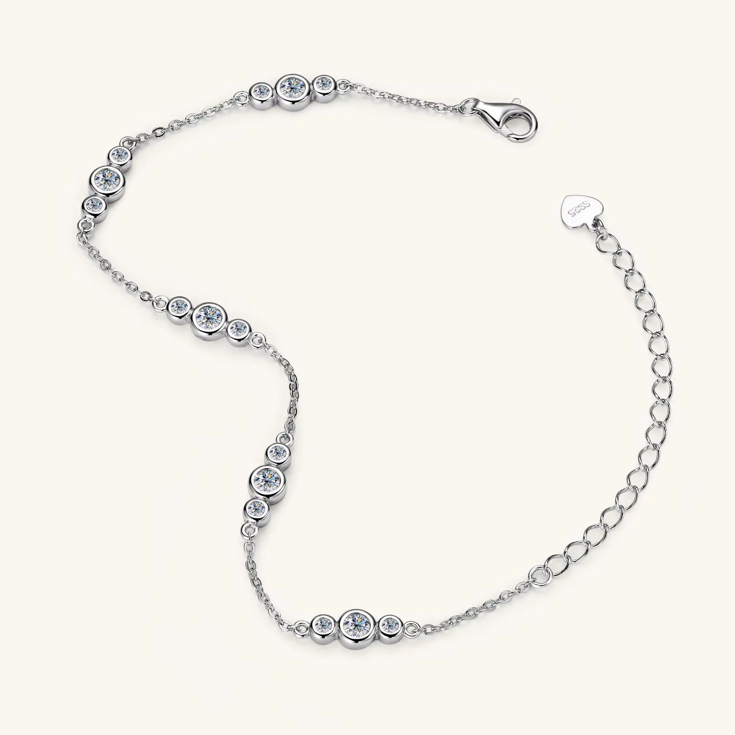 Chaîne triple pierres en or blanc et diamants synthétiques posée.