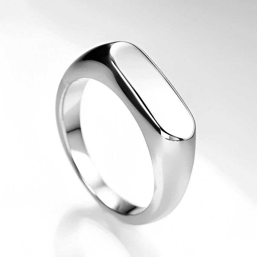 Bague chevalière pavé arrondi en acier plaqué or blanc debout.