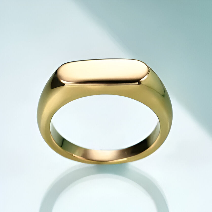 Bague chevalière pavé arrondi en acier plaqué or jaune debout.