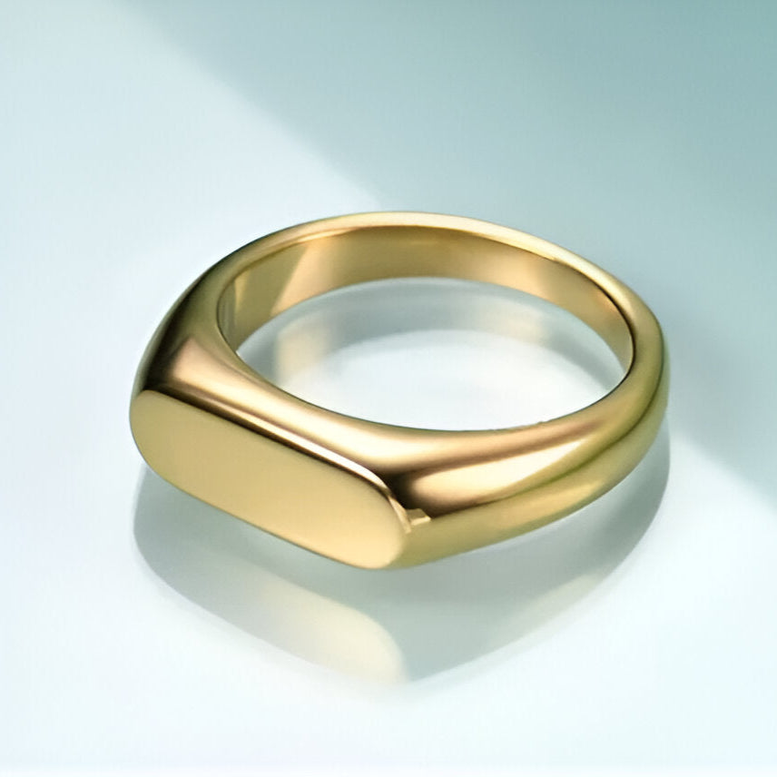 Bague chevalière pavé arrondi en acier plaqué or jaune à plat.