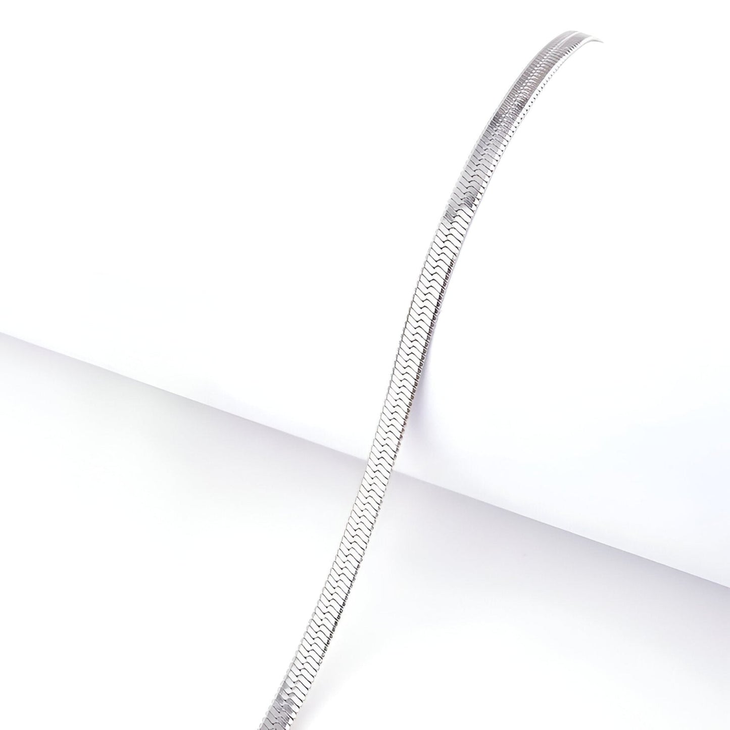 Collier à chaîne en acier inoxydable posé.