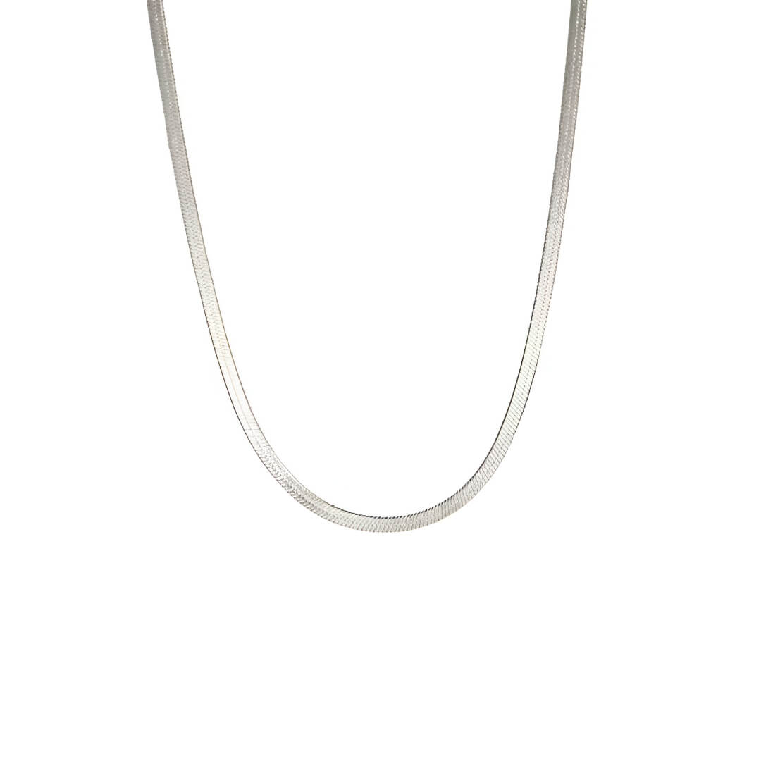 Collier à chaîne en acier inoxydable sur fond blanc.