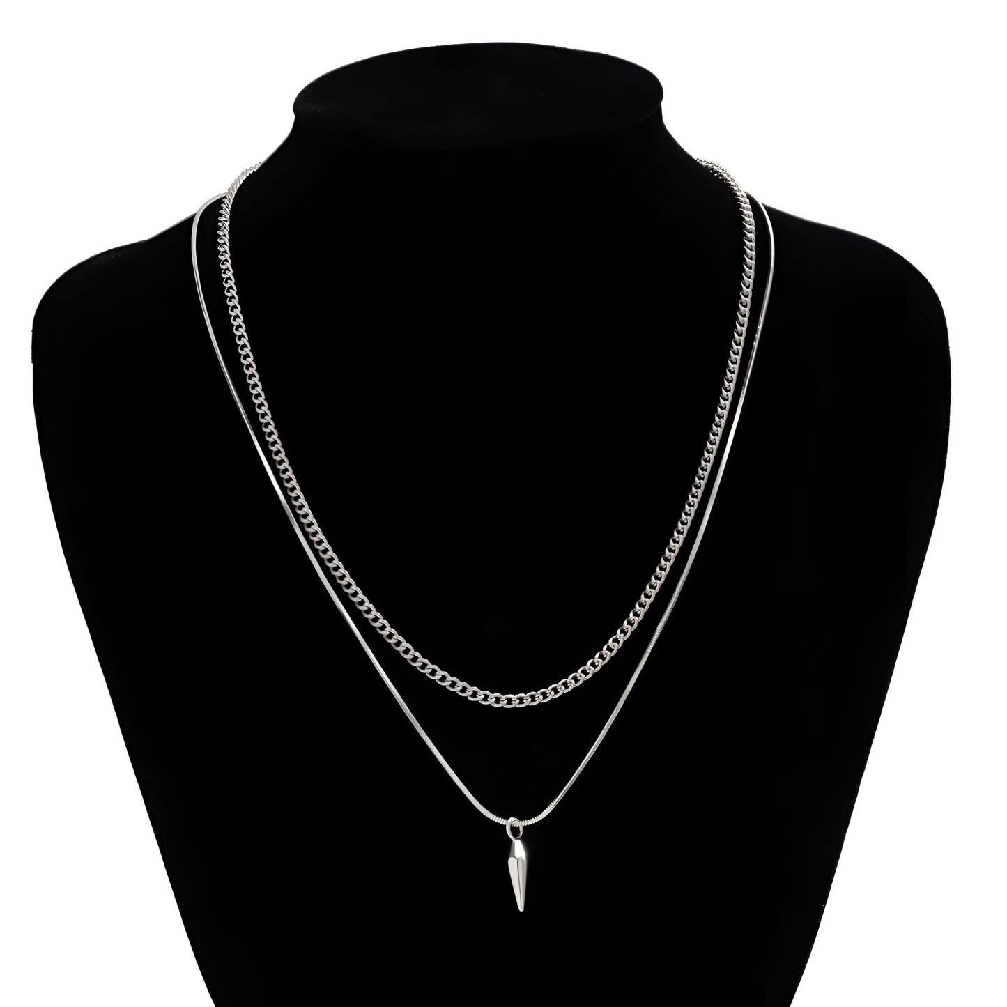 Collier double chaîne en acier inoxydable porté par un mannequin.
