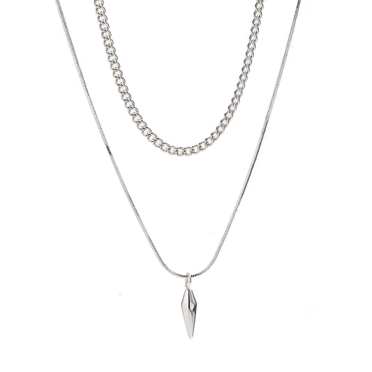 Collier double chaîne en acier inoxydable sur fond blanc.