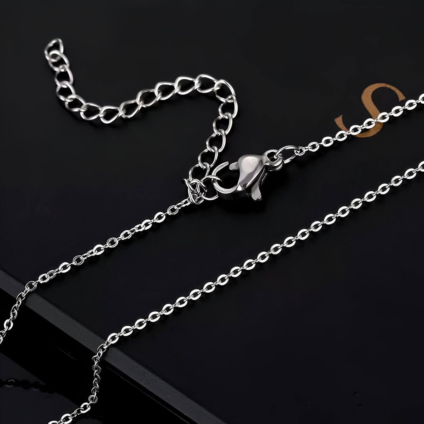 Collier fantaisie cœur en or blanc vue sur le fermoir.