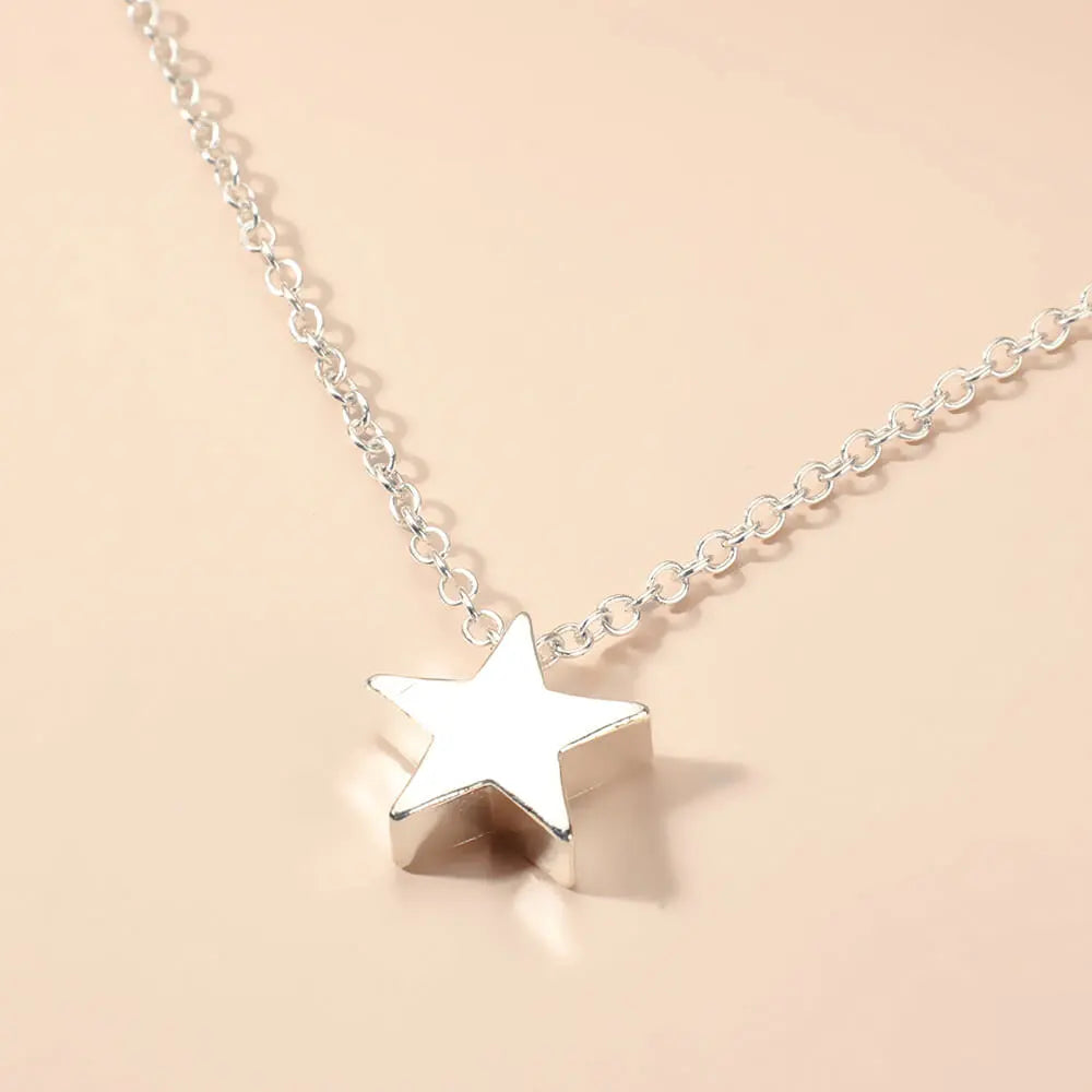 Collier fantaisie étoile en or blanc vue rapprochée.