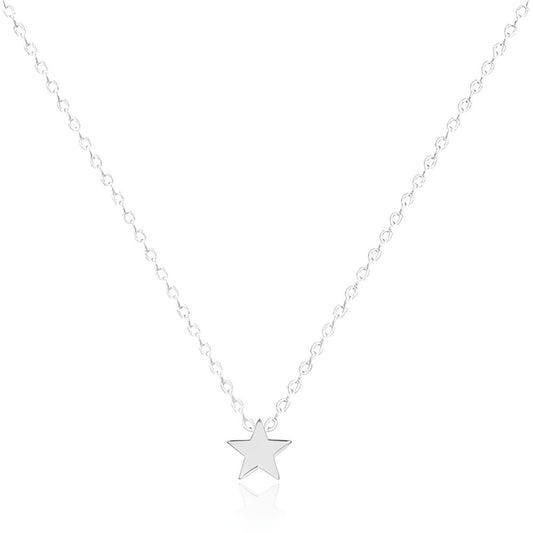 Collier fantaisie étoile en or blanc sur fond blanc.