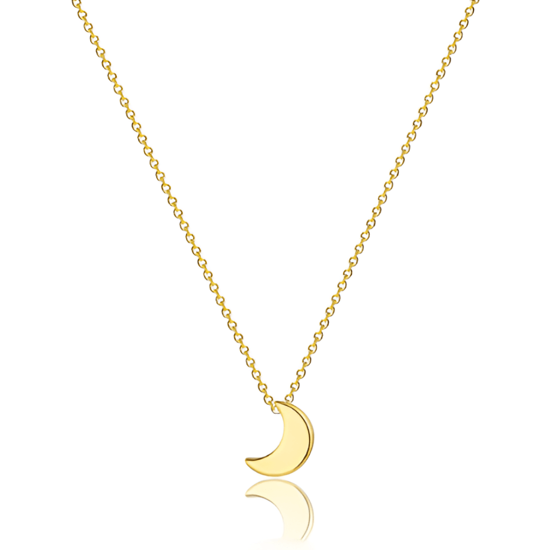 Collier fantaisie lune en or jaune sur fond blanc.