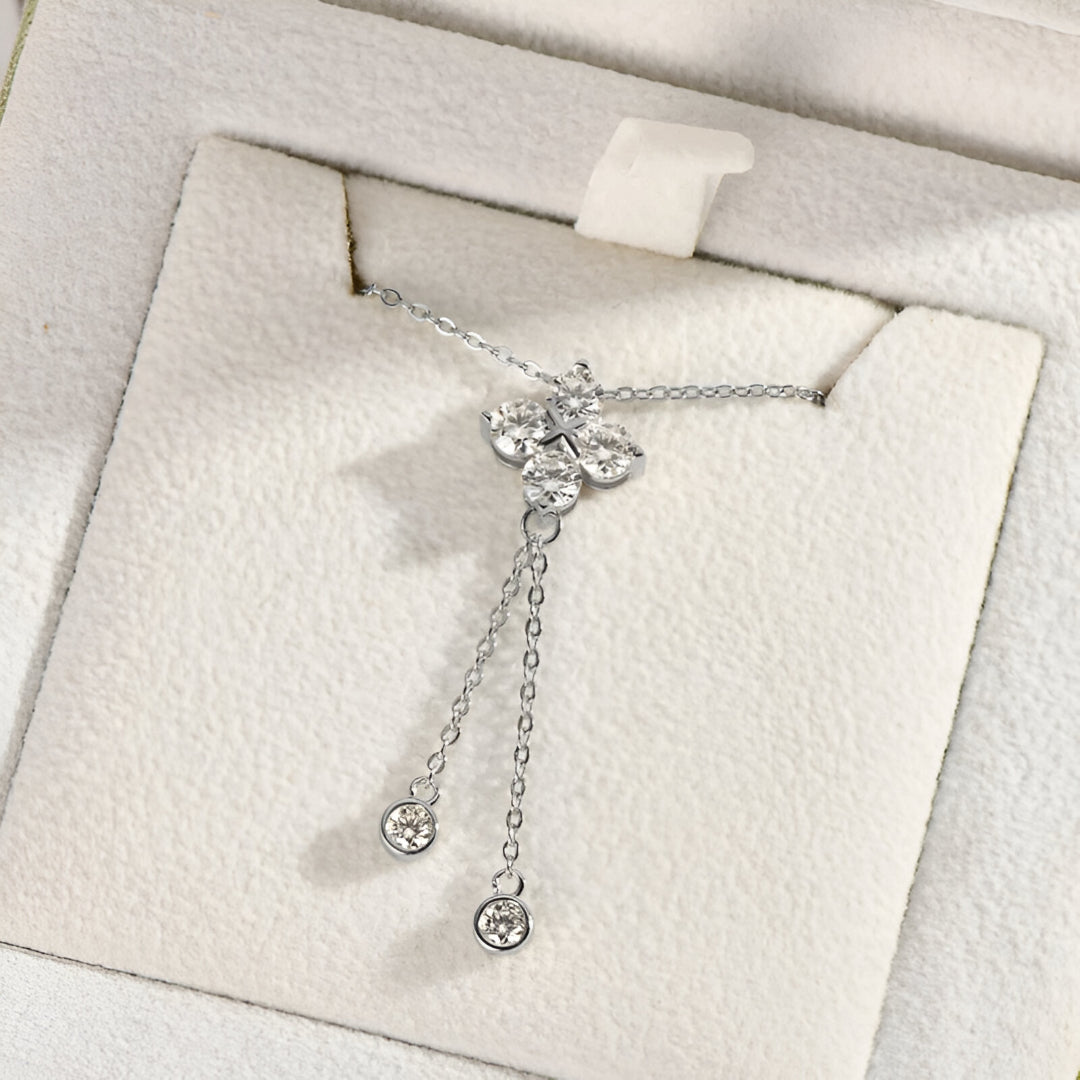 Collier fleur étincelante à pampilles en argent sterling 925, plaqué or blanc 18K, avec diamant de moissanite, présenté dans un écrin élégant