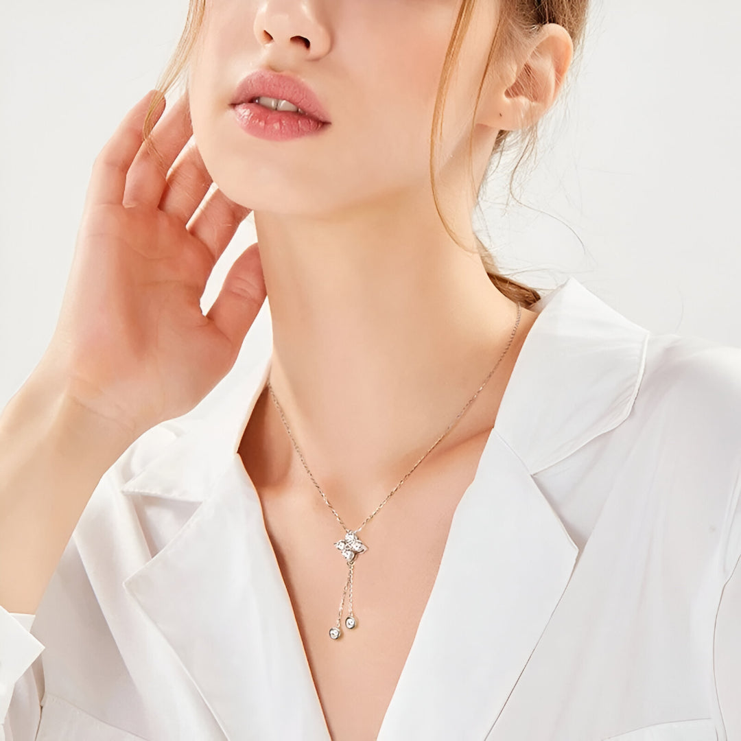 Collier fleur étincelante à pampilles en argent sterling 925, plaqué or blanc 18K, porté par une femme, vue en pleine silhouette, élégant et raffiné