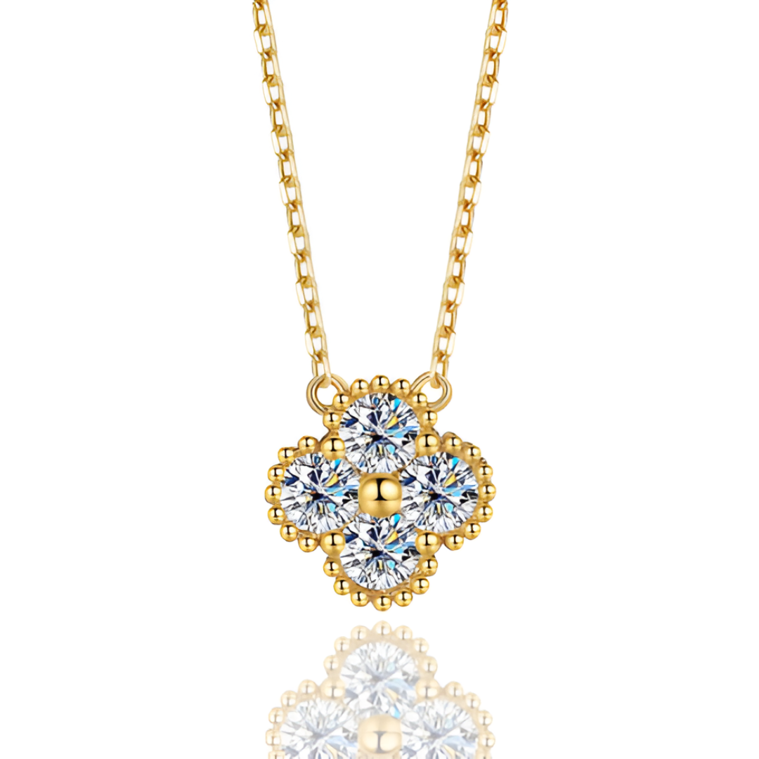 Collier Flora en or 18k avec pendentif fleur et éclats de moissanite – bijou élégant femme sur fond blanc.