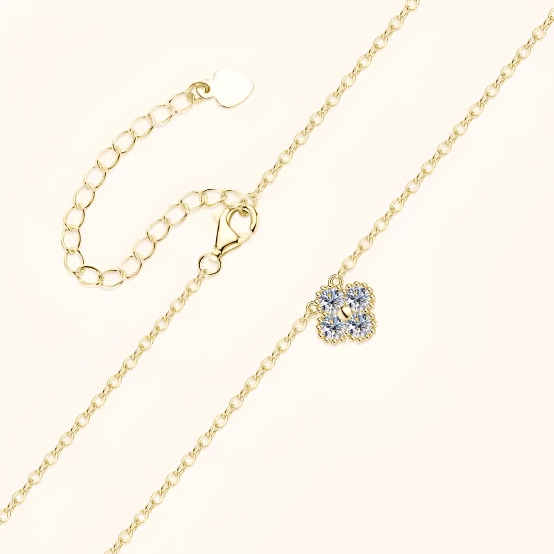 Collier Flora or 18k avec pendentif fleur sertis de diamants de moissanite en biais - bijou de luxe pour femme.