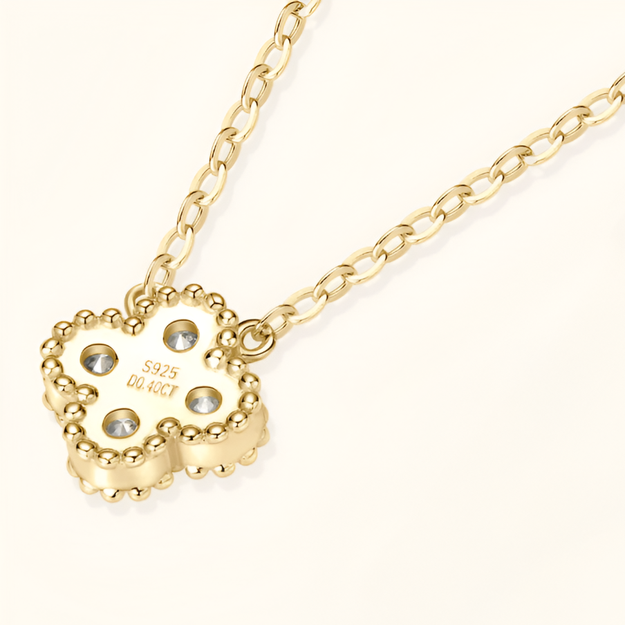 Vue latérale côté face du collier Flora en or 18k et argent sterling 925 avec moissanite – design luxueux et élégant fleur dorée.
