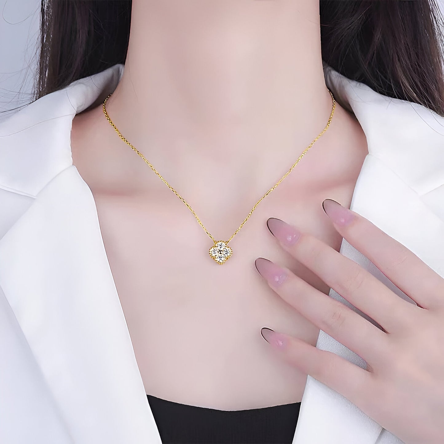 Femme portant le collier Flora en or 18k et argent sterling avec diamant de moissanite scintillant – bijou raffiné et chic.