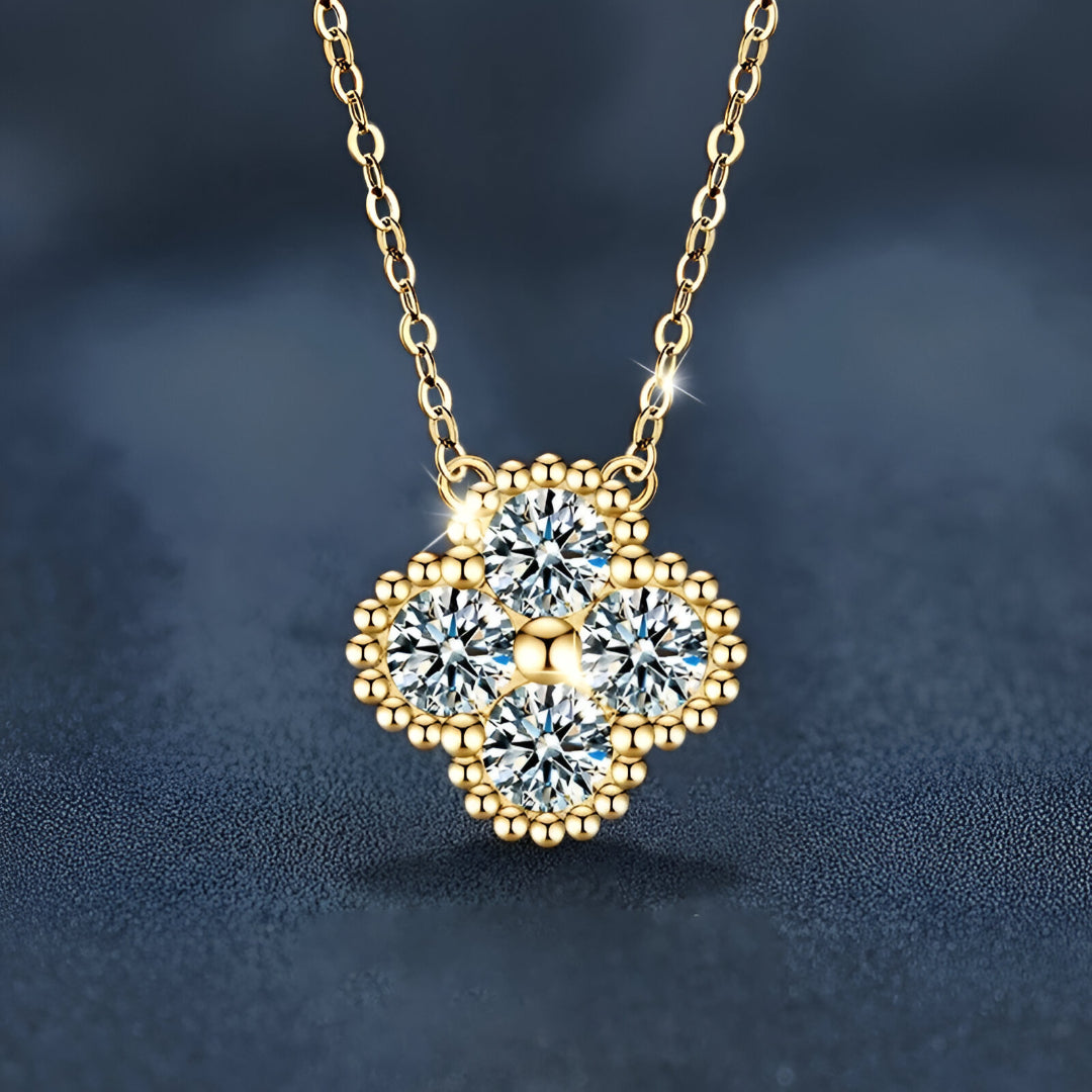 Collier Flora en or 18k et moissanite sur fond noir vue de face – éclat et brillance du bijou