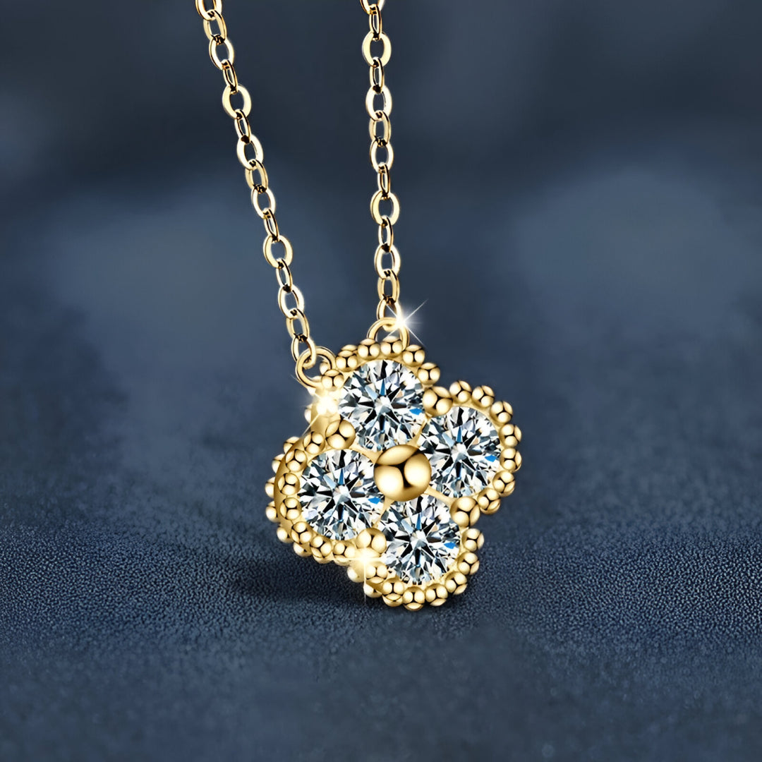Collier Flora en or 18k et moissanite sur fond noir vue latérale – éclat et brillance du bijou