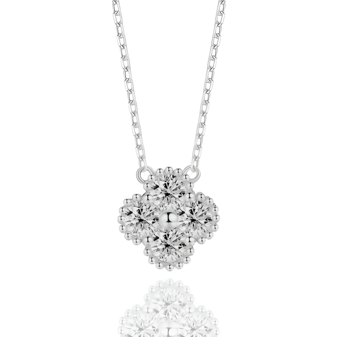 Collier Flora en argent sterling 925 avec plaquage or blanc 18k, pendentif en forme de fleur serti de moissanite sur fond blanc.