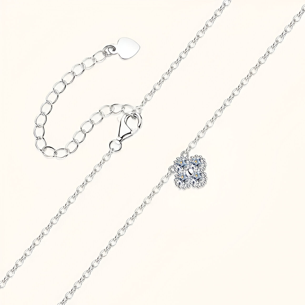 Collier Flora minimaliste en argent 925 avec un pendentif discret orné d'une pierre de moissanite posé à plat.