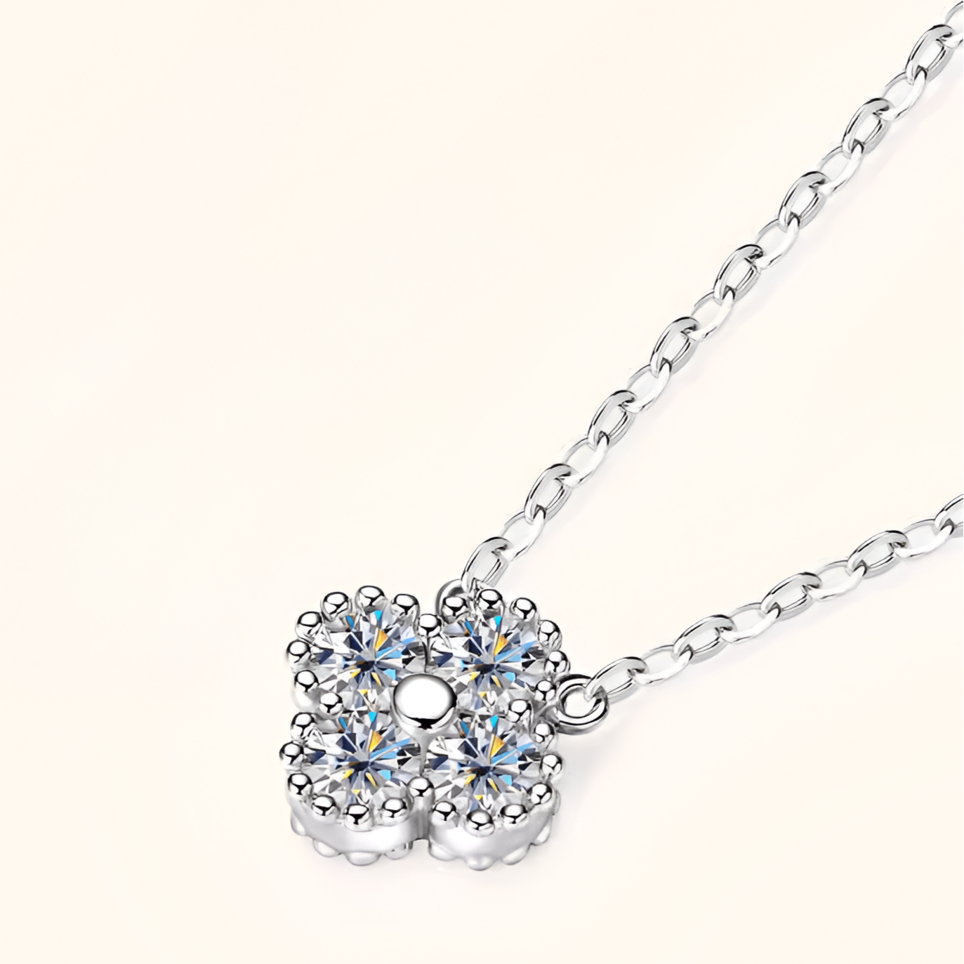 Collier Flora élégant en argent sterling avec pendentif floral et moissanite, plaqué or blanc 18k avec vue du pendentif de face.