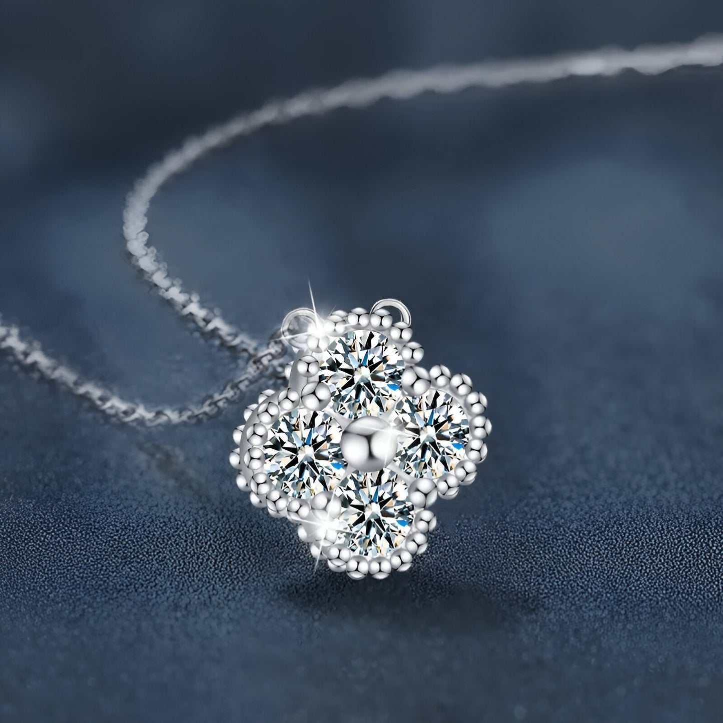 Collier Flora en argent 925 plaqué or blanc 18k, pendentif en forme de fleur avec diamant de moissanite brillant vue de côté sur fond noir.