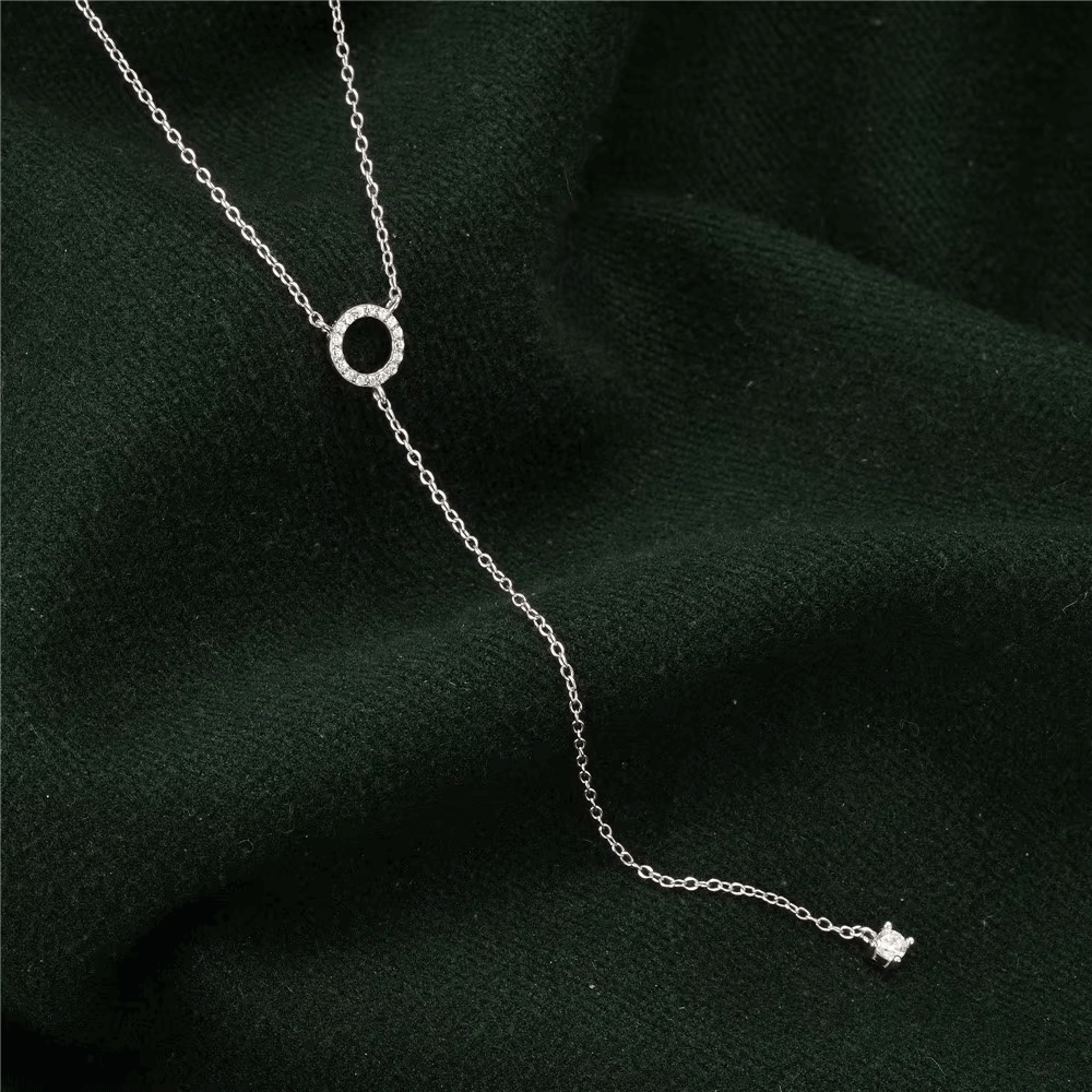 Collier lariat en or blanc et diamants naturels vue de face.