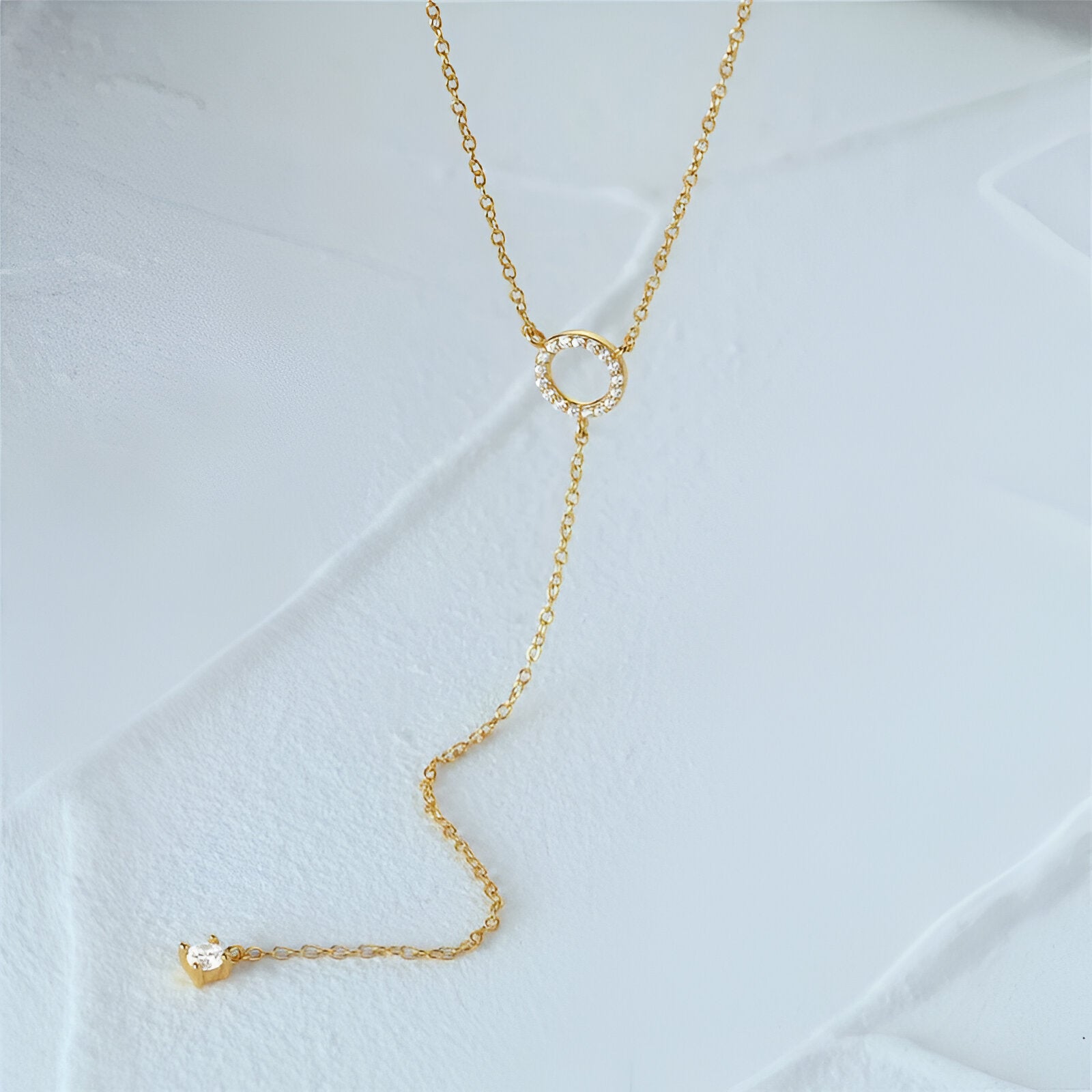 Collier lariat en or jaune et diamants naturels vue de face.