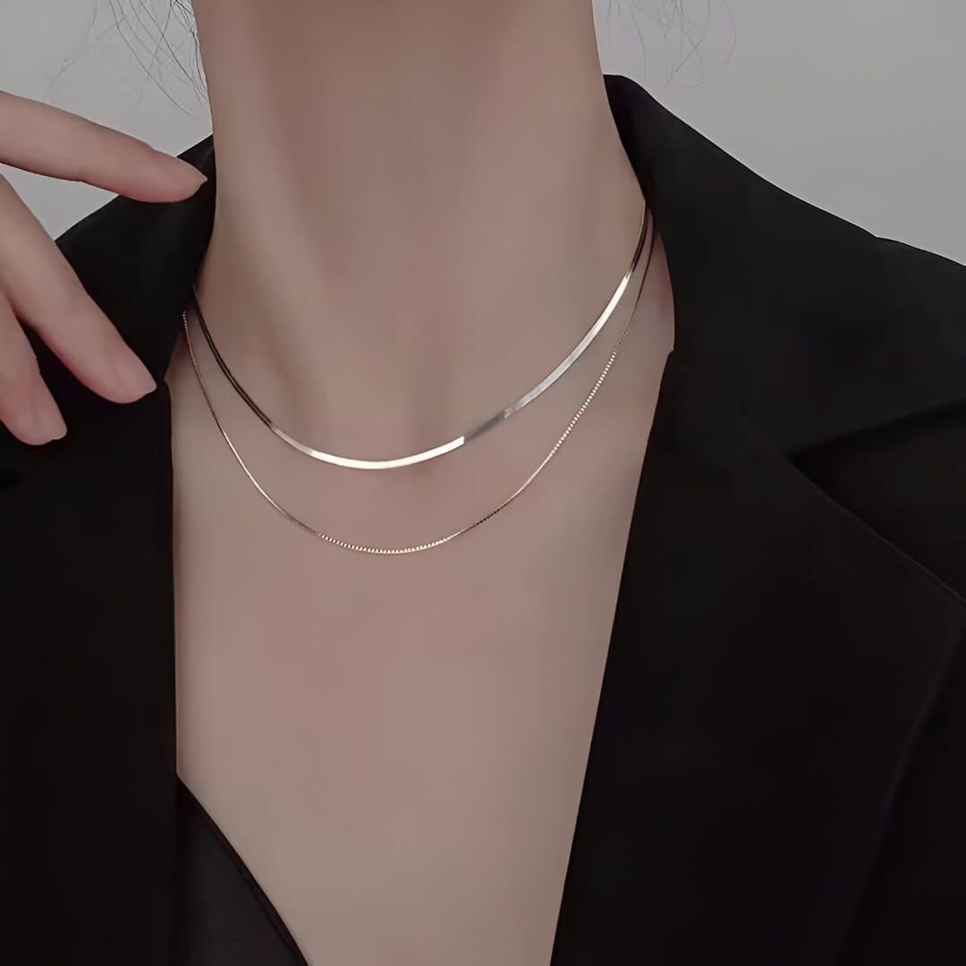 Collier multichaîne en argent 925 porté au cou d'une femme.