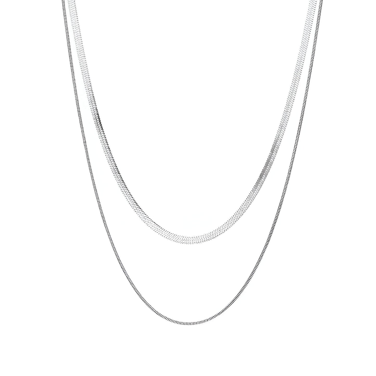 Collier multichaîne en argent 925 sur fond blanc.