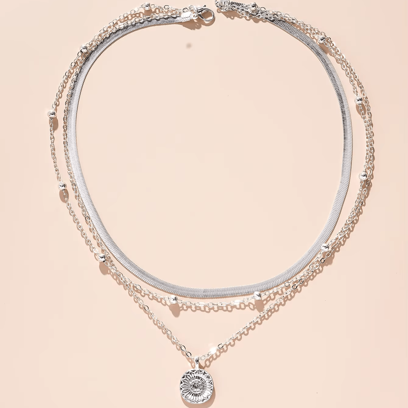 Collier multichaîne en or blanc vue de face.