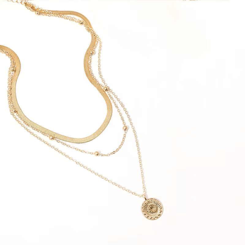 Collier multichaîne en or jaune vue de côté.