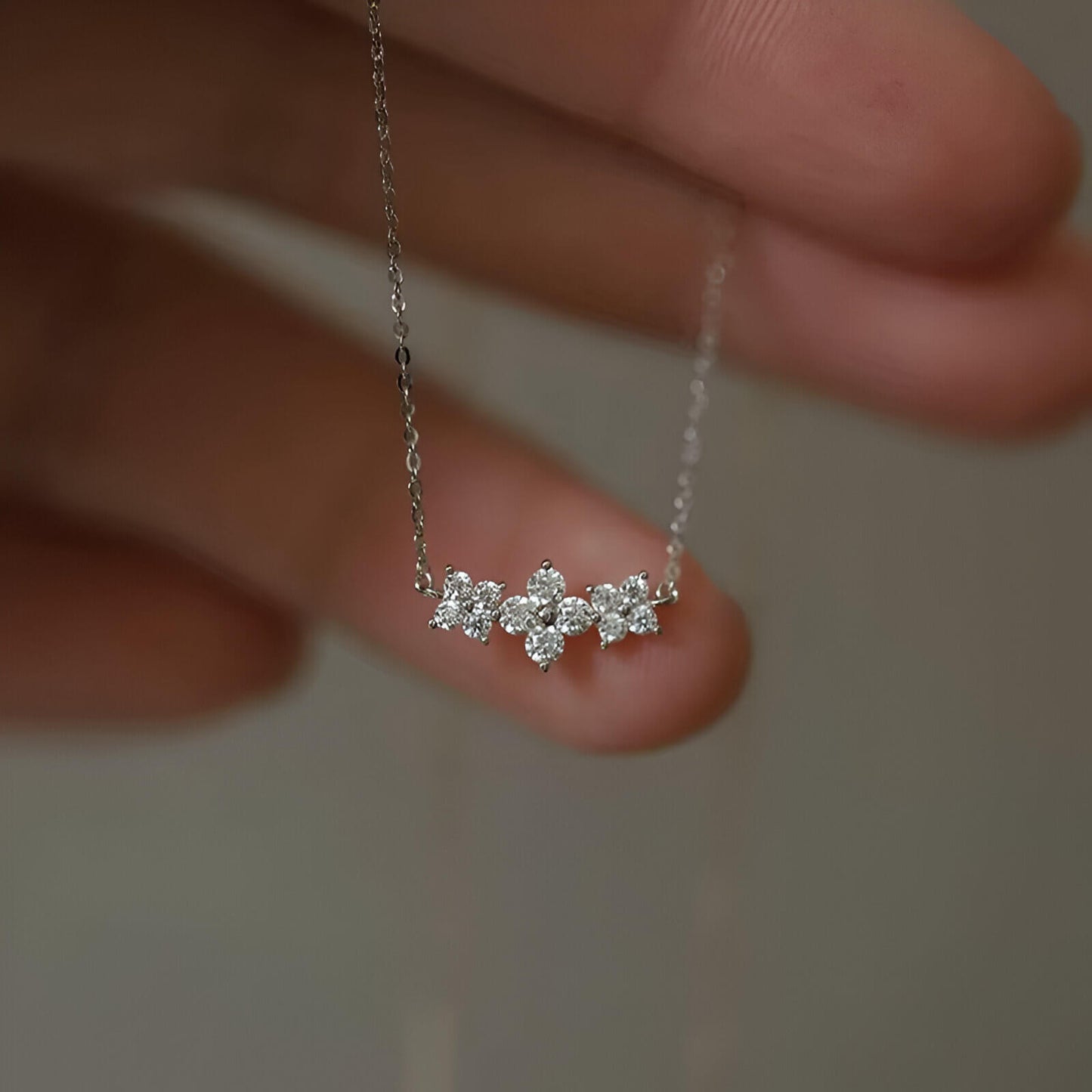 Collier pendentif en or blanc et diamants synthétiques montré de face.