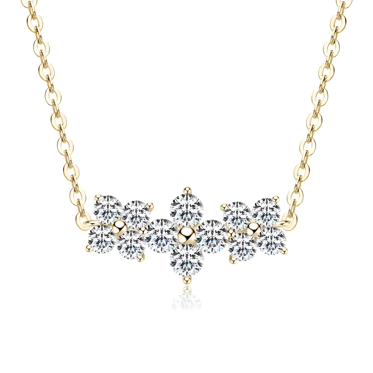 Collier pendentif en or jaune et diamants synthétiques sur fond blanc.