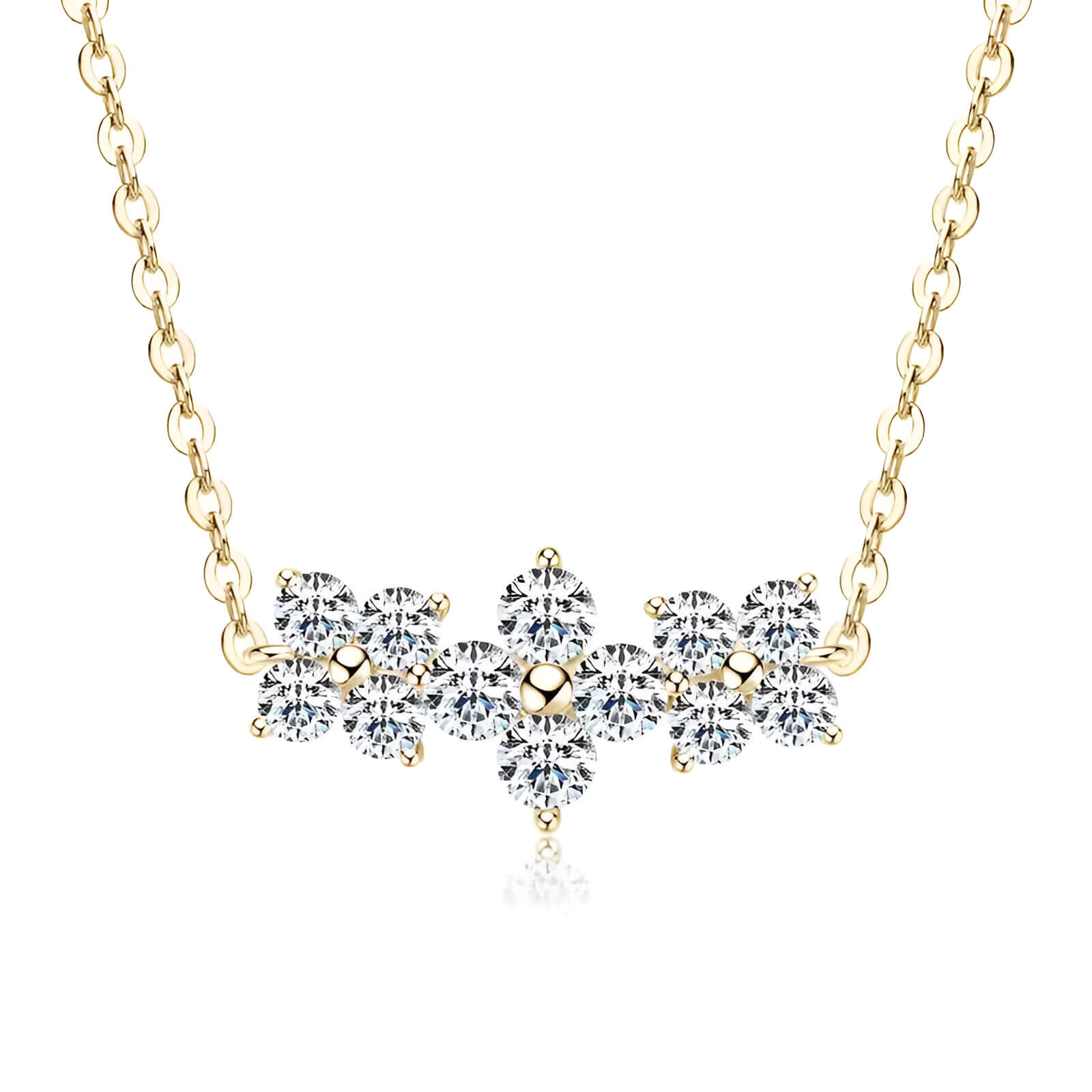 Collier pendentif en or jaune et diamants synthétiques sur fond blanc.