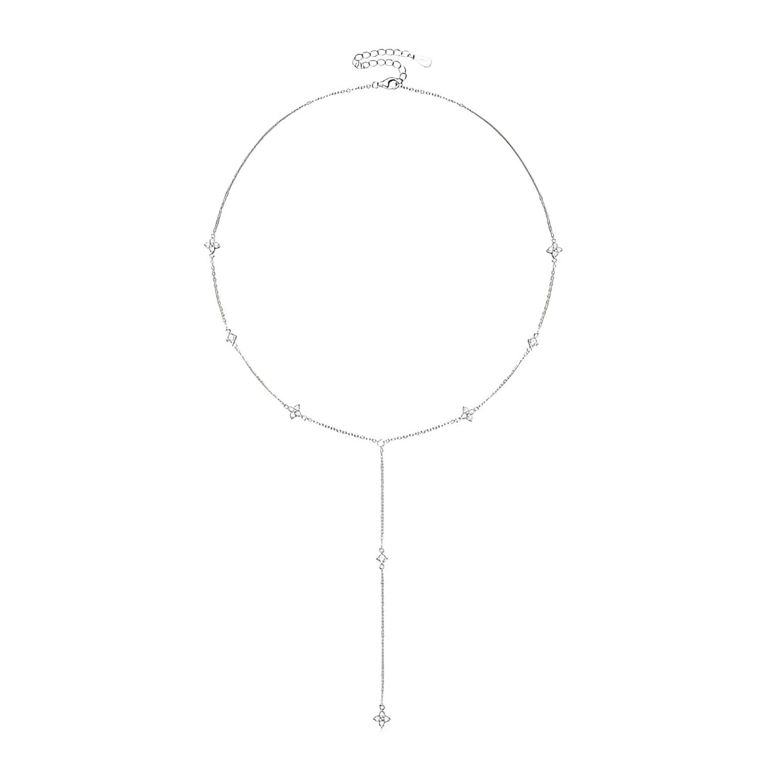 Gros plan du Collier Pluie D’Éclats En Argent 925 et or blanc 18k avec diamant de moissanite luxueux vue du dessus