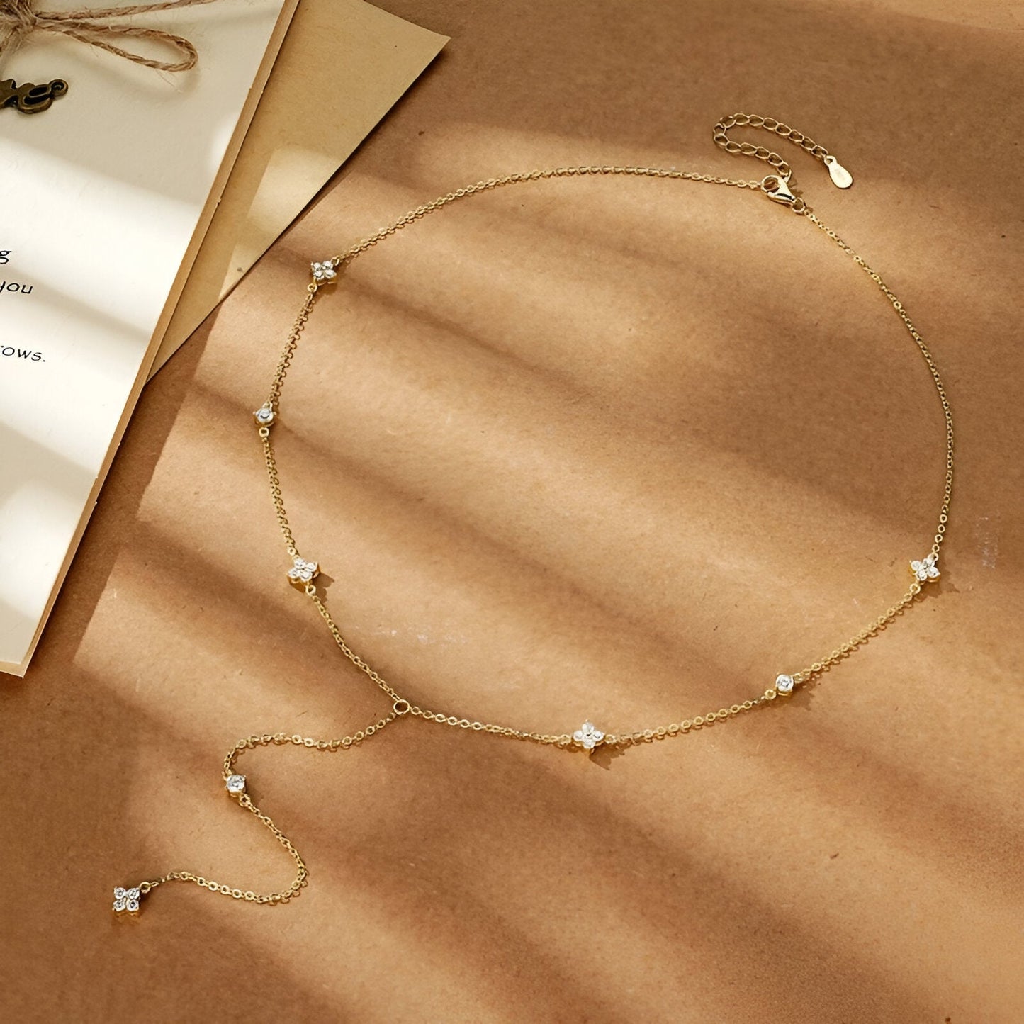 Vue du dessus du Collier Pluie D'Éclats de moissanite en argent sterling plaquage en or 18k - Collier sur table