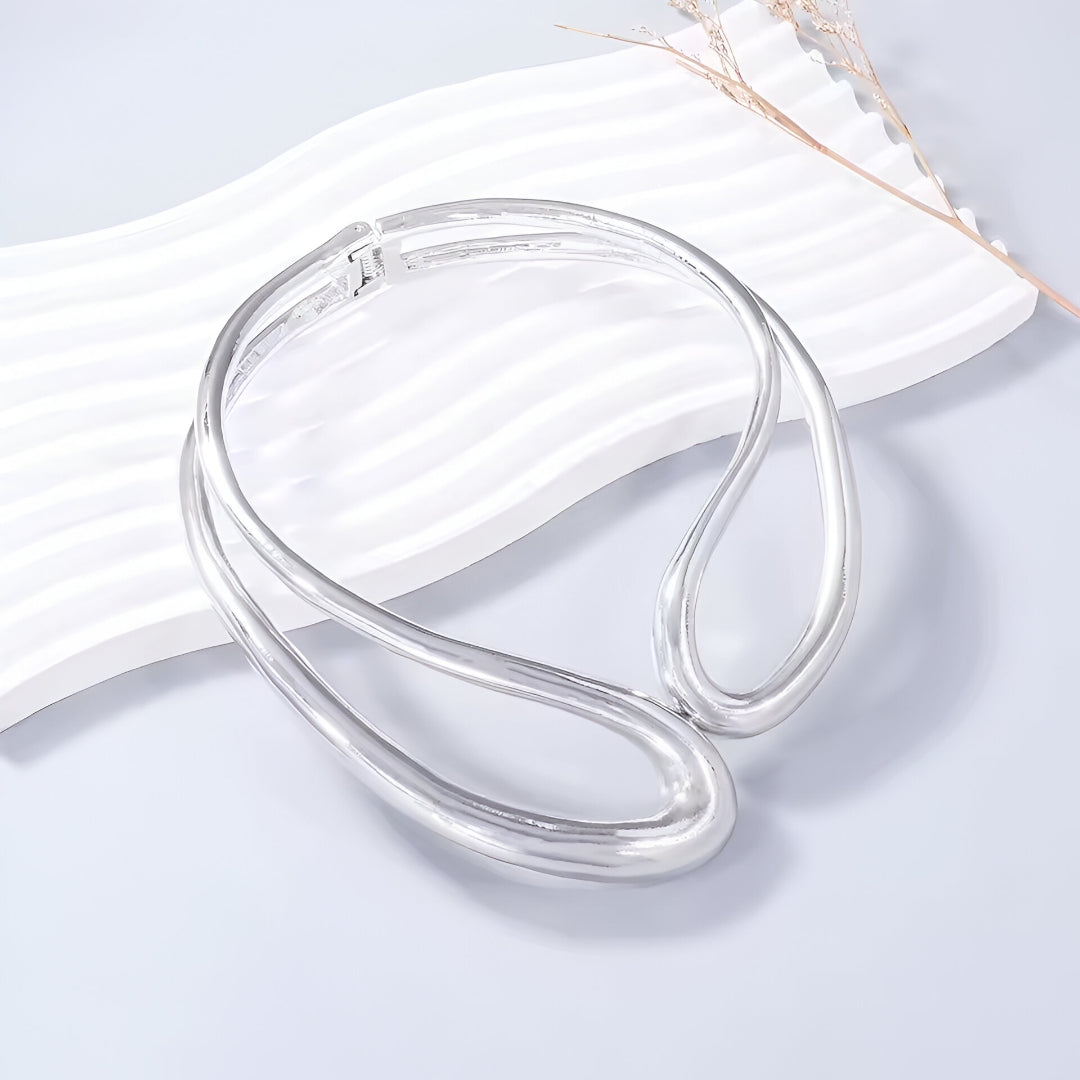 COLLIER SCULPTÉ EN ARGENT