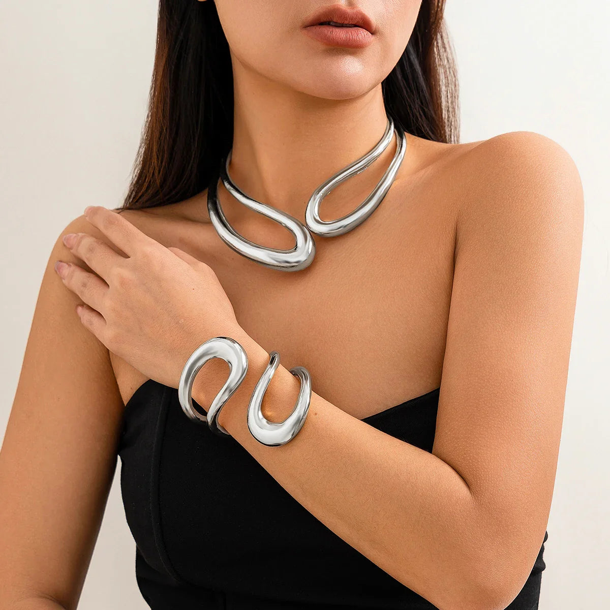 COLLIER SCULPTÉ EN ARGENT