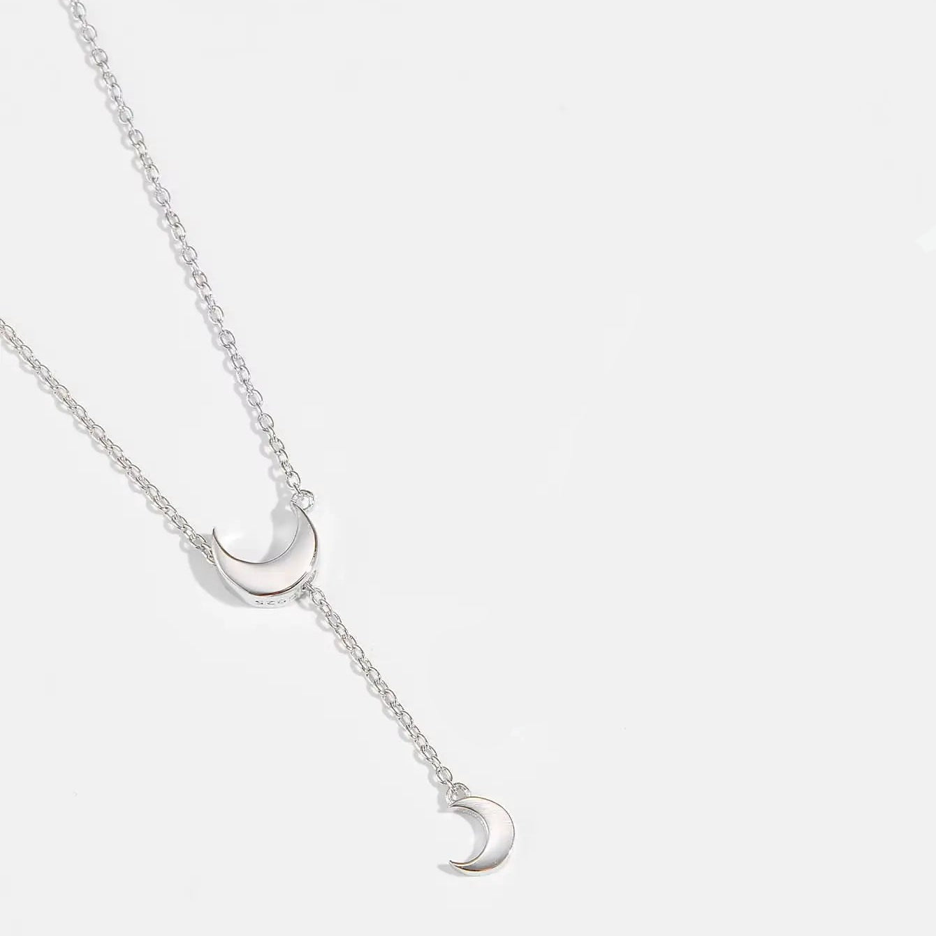 Collier sautoir lune amovible en argent 925 plaqué or blanc vue de proche.