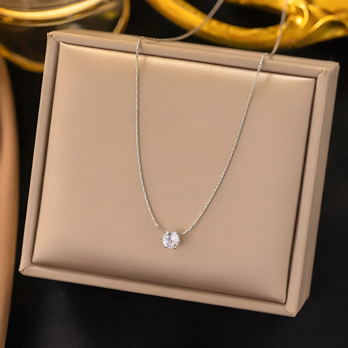 Collier solitaire sur son écrin doré, emballage luxe pour bijou en zircon et acier inoxydable plaquage or blanc 18k