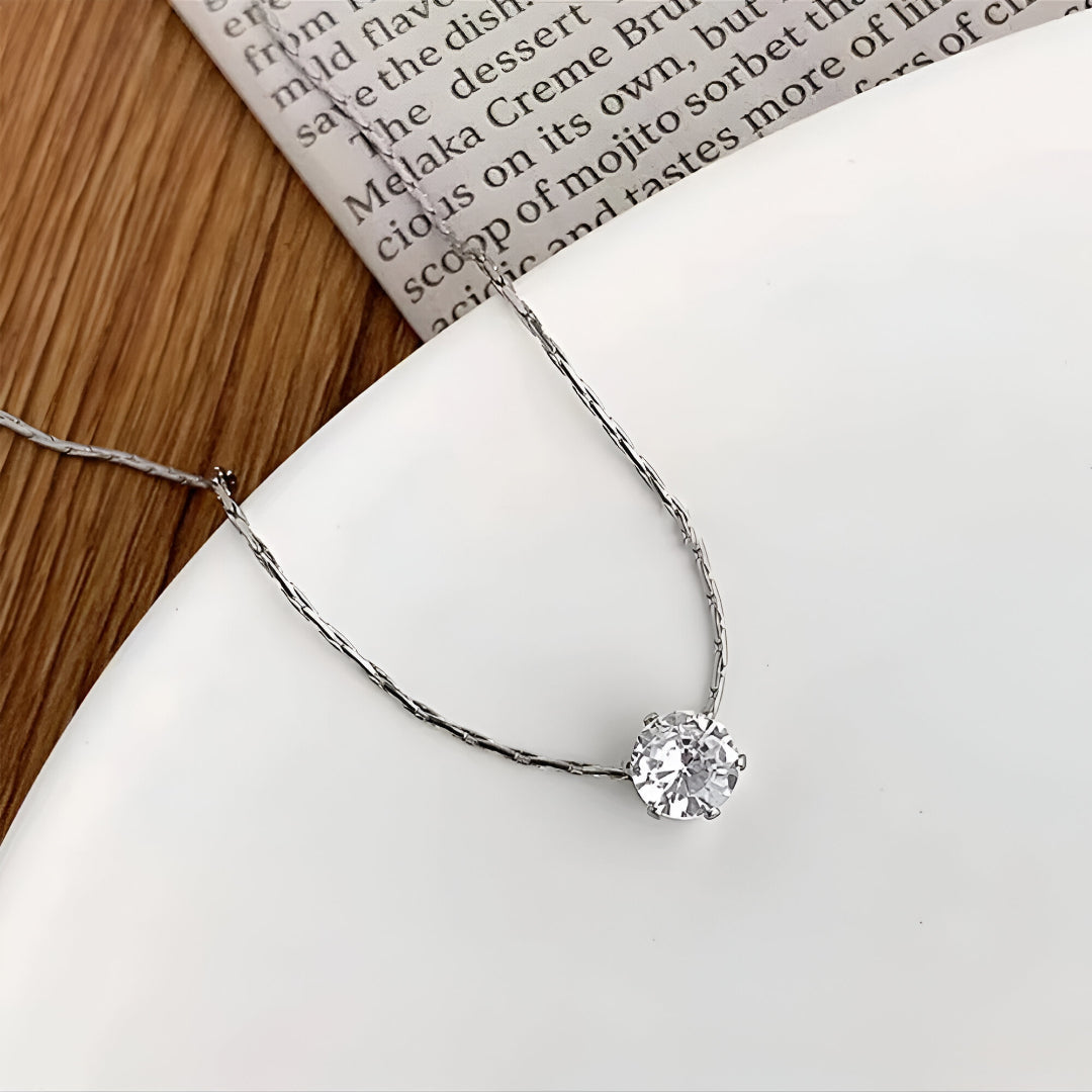 Collier solitaire discret sur bord d'assiette blanche en céramique , acier inoxydable et zircon raffiné
