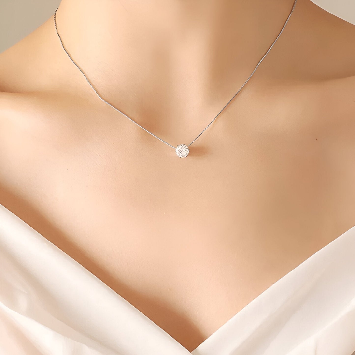 Zoom sur collier solitaire en acier inoxydable, pendentif zircon lumineux porté par une femme
