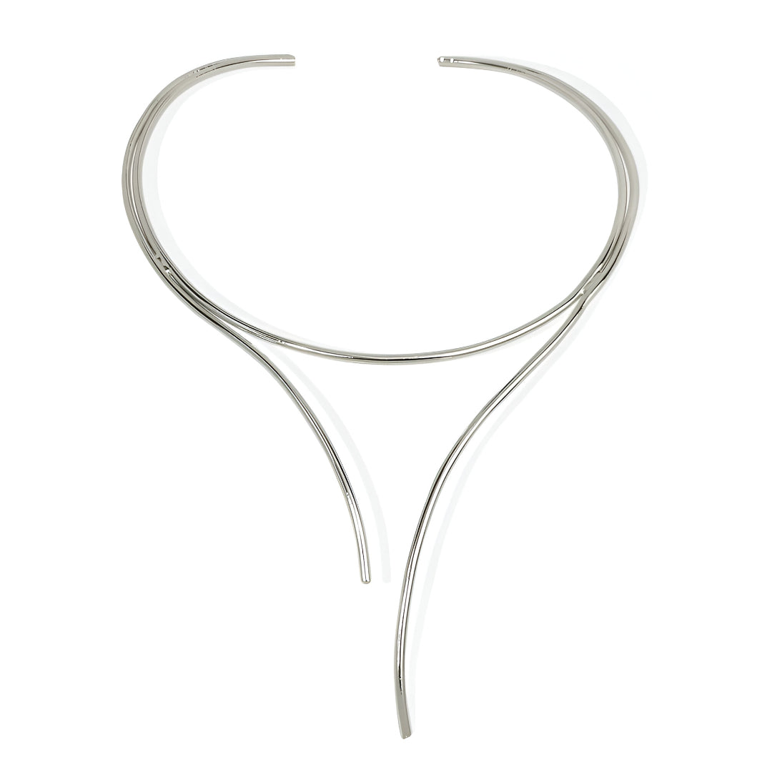 Collier Torque Courbes Enlacées en argent, design minimaliste plaqué or blanc sur fond blanc
