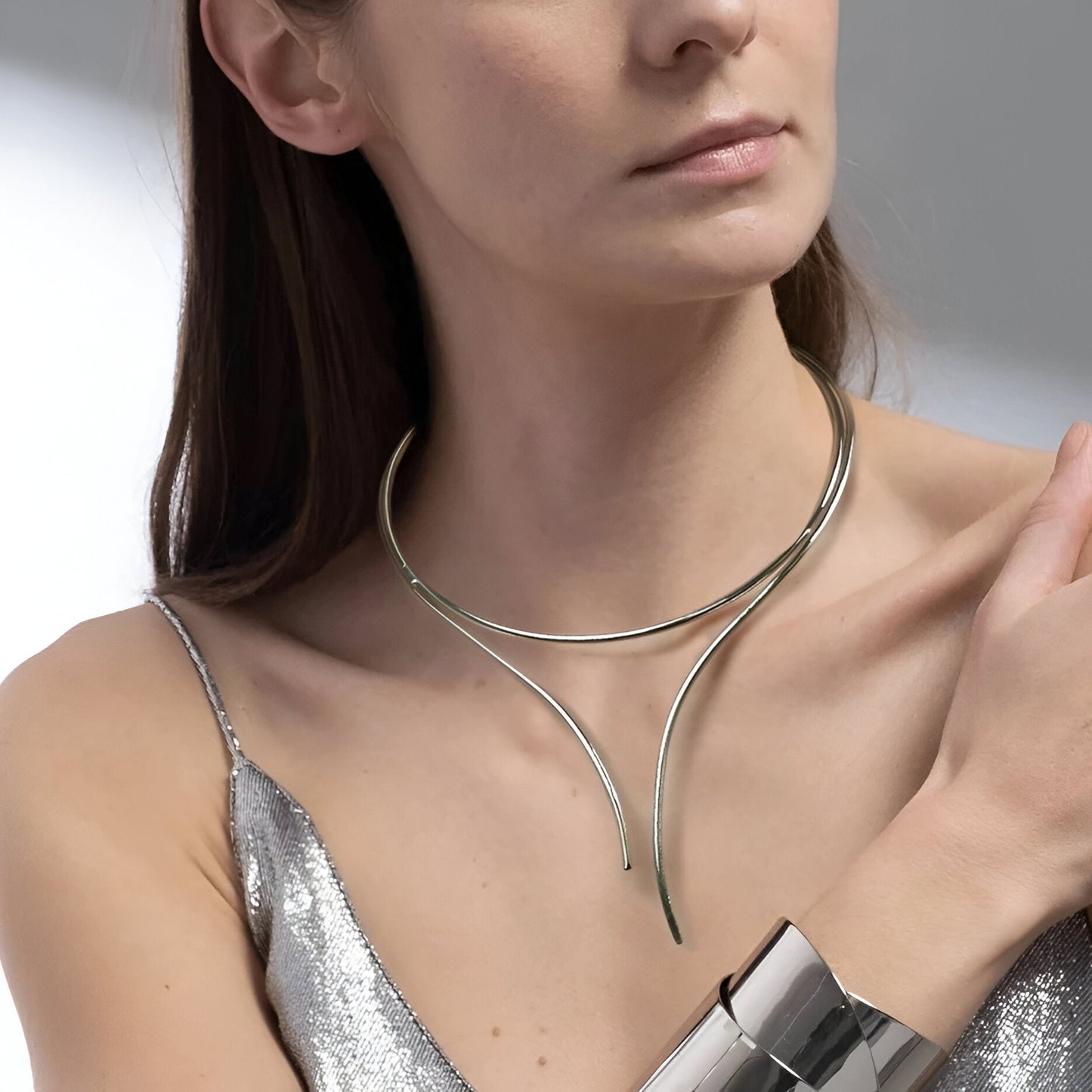 Collier Torque Courbes Enlacées porté par un modèle, bijou raffiné en finition or blanc