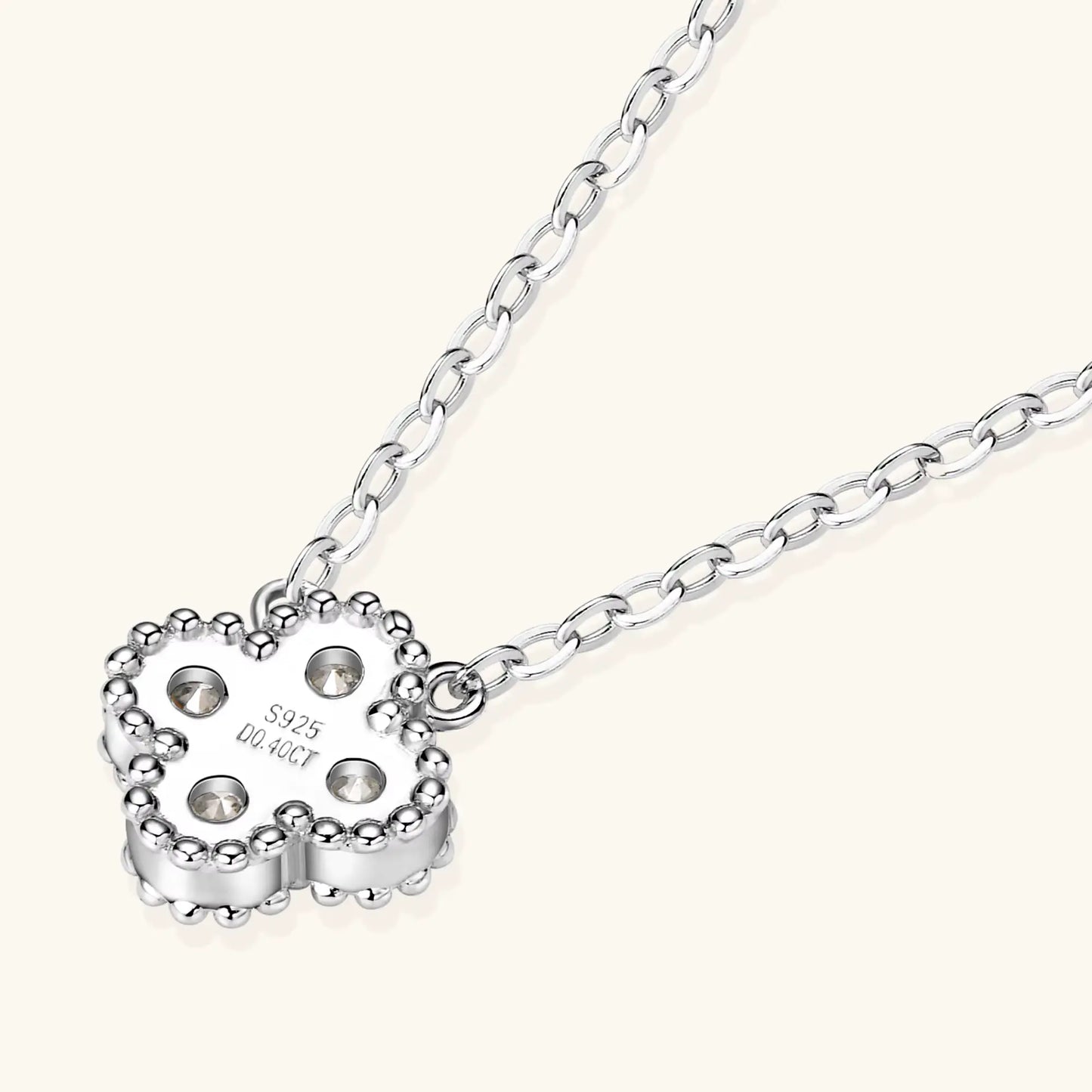Collier trèfle à quatre feuilles en or blanc et diamants synthétiques de dos.