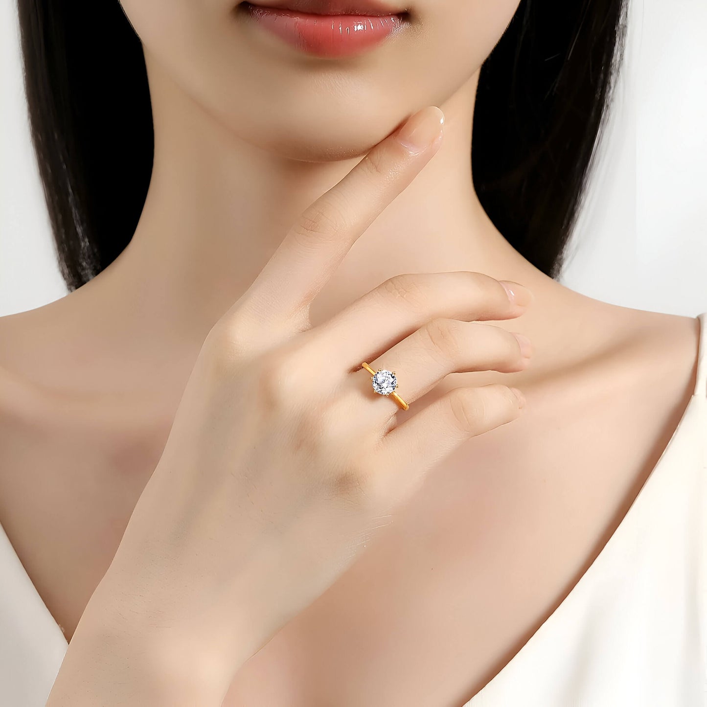 Femme portant la bague de fiançailles en or pur 14K, diamant de moissanite, élégance et éclat, Rayon d’Éternité Solitaire – La Petite Rebelle.