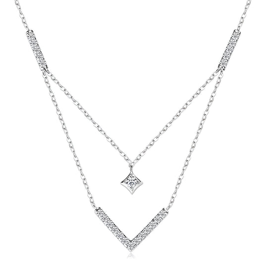 Multi-chaînes pendentif solitaire en or blanc et diamants synthétiques sur fond blanc.