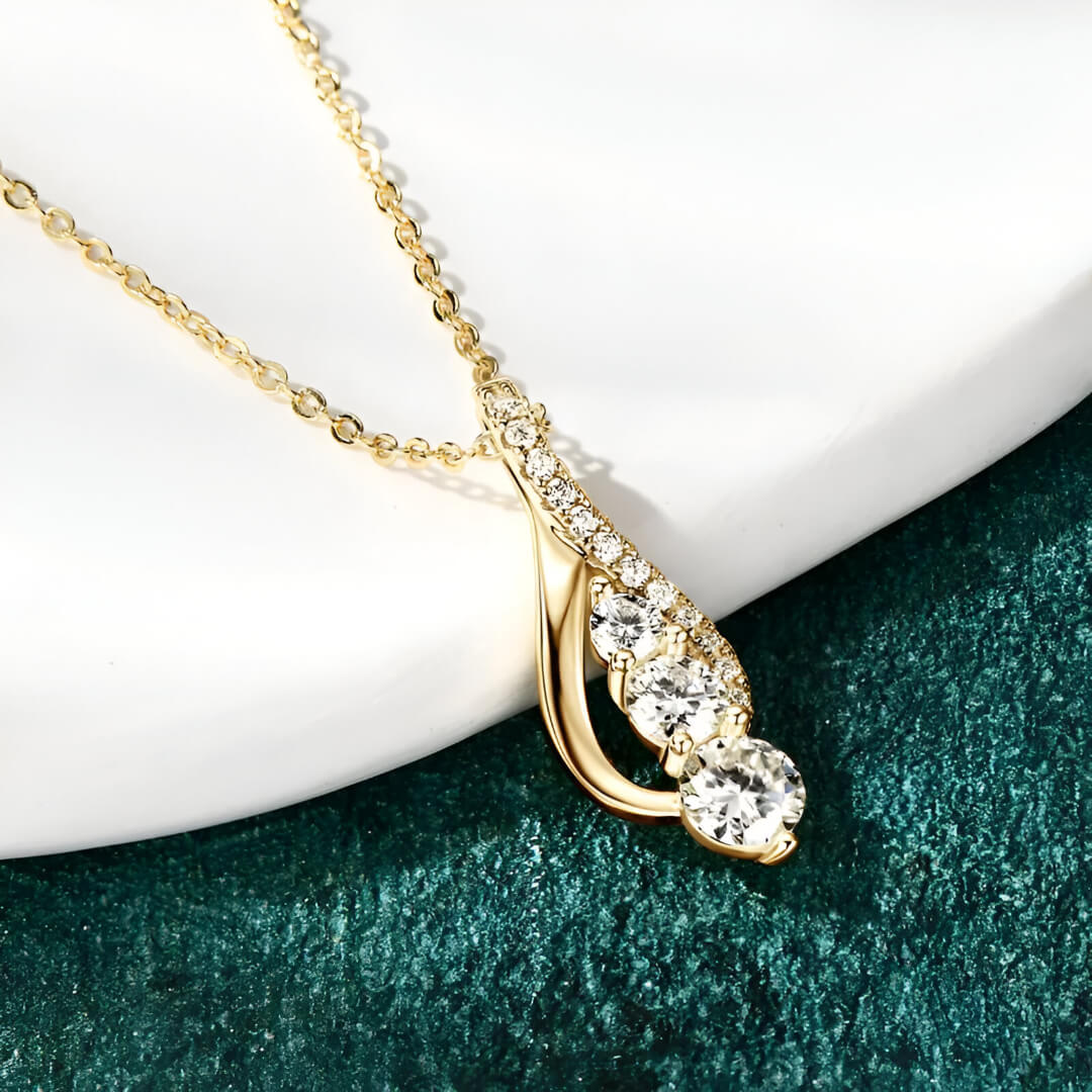 Pendentif cascade en or jaune et diamants synthétiques posé.