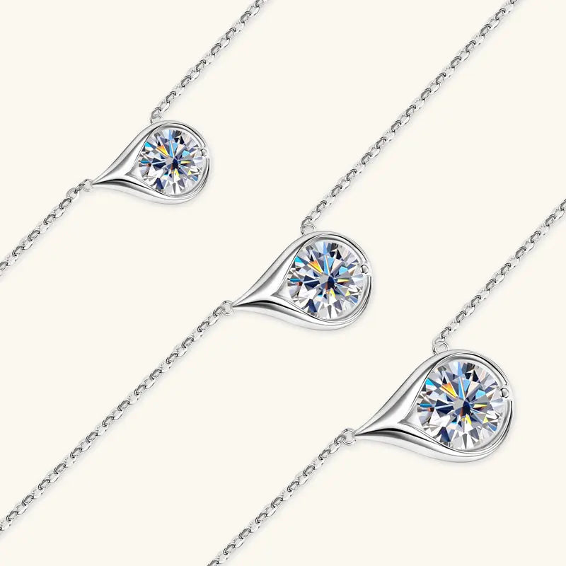 Pendentif goutte d'eau en or blanc et diamant synthétique vue de côté.