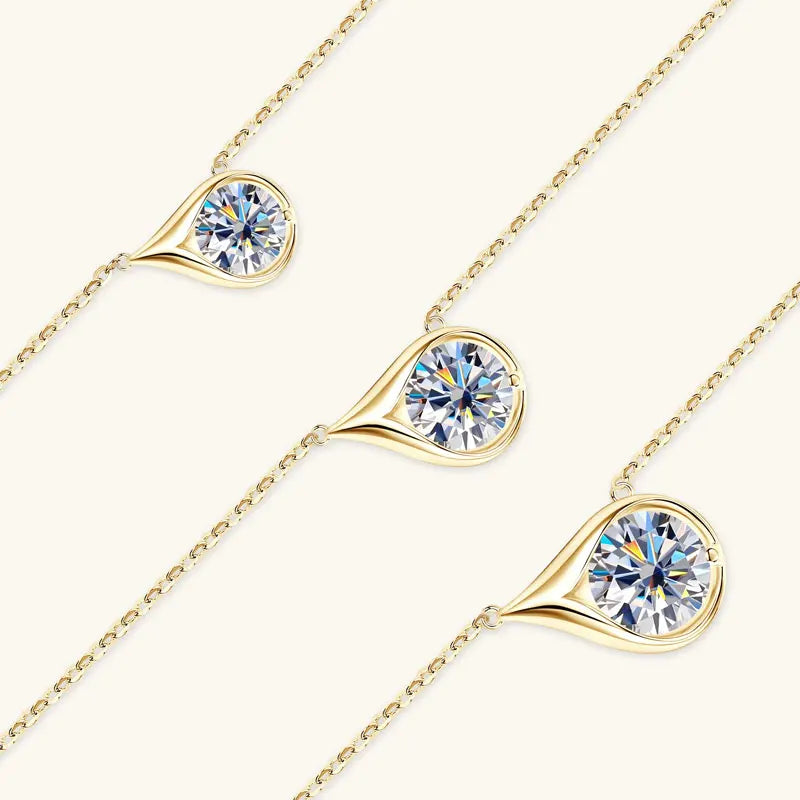 Pendentif goutte d'eau en or jaune et diamant synthétique vue de côté.