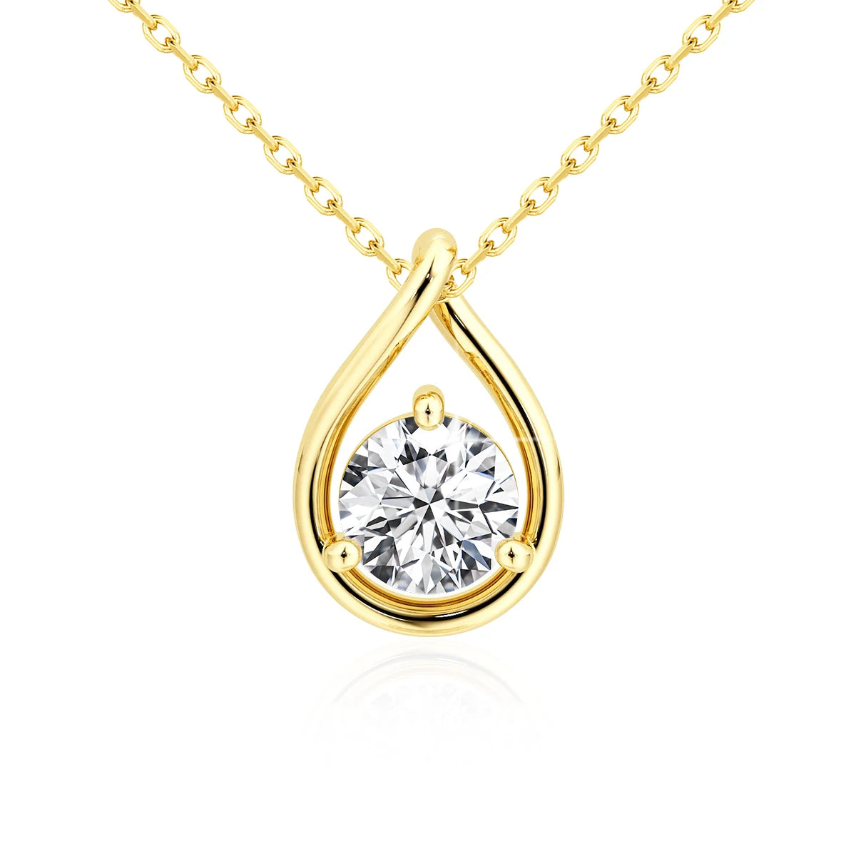 Pendentif goutte d'eau solitaire en or jaune et diamant synthétique sur fond blanc.